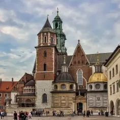 Wawel - miejsce historii i religii. Majestatyczna katedra z cegły i kamienia, złota kopuła, tłumy turystów.