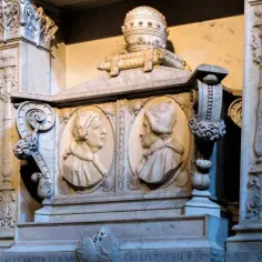 Nagrobek z marmuru z popiersiami papieży. Po lewej Aleksander VI, po prawej Kalikst III.