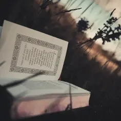 Otwarta książka w trawie, z tekstem o życiu jako niewoli. Czy to grzech szukać wolności?