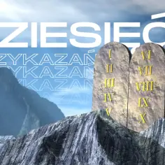 Dziesięć Przykazań z biblijnej historii, wyryte na kamiennych tablicach, górują na skalistym szczycie.