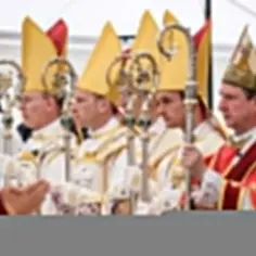 Biskupi w pontyfikalnych strojach, z pastorałami, w oczekiwaniu na uroczystość, która może być związana z klątwą kościelną.
