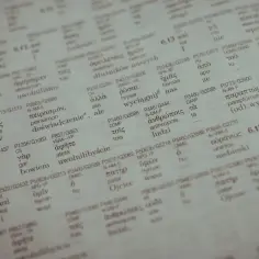 Słownik grecko-polski ukazuje związki frazeologiczne z biblii, np. "dłużników naszych" czy "wyciągnij nas".