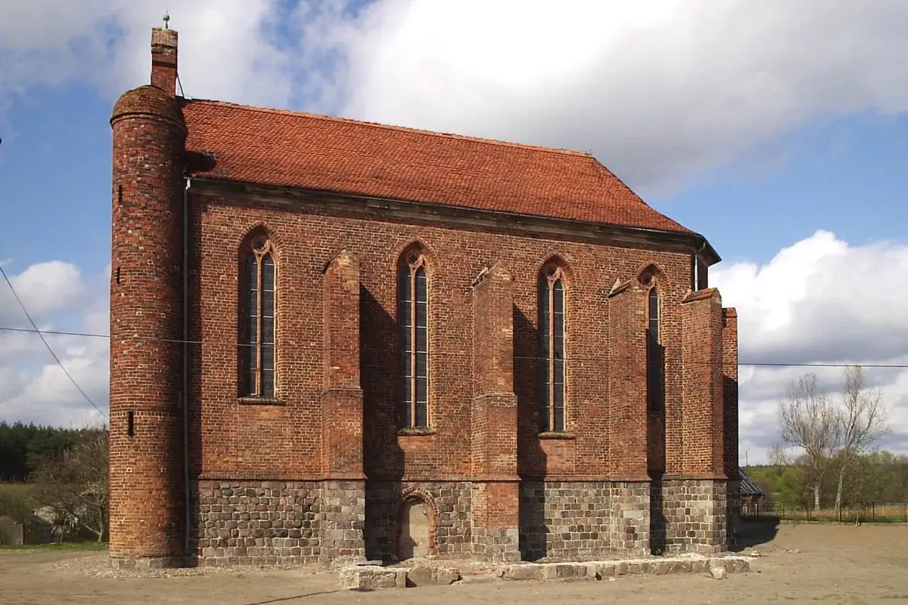 Gotycka budowla z cegły, przypominająca o obecności templariuszy w Polsce.