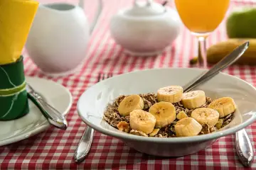 Pyszne płatki z bananem czekają. Czas na modlitwę przed posiłkiem i pyszne śniadanie.