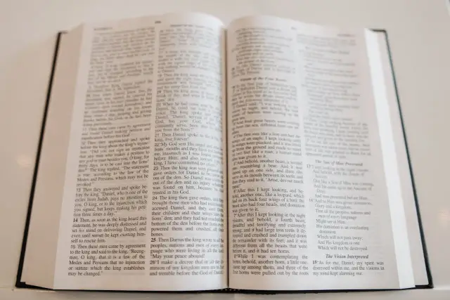 Otwarta Biblia, widoczna jest ostatnia księga Nowego Testamentu, Apokalipsa.