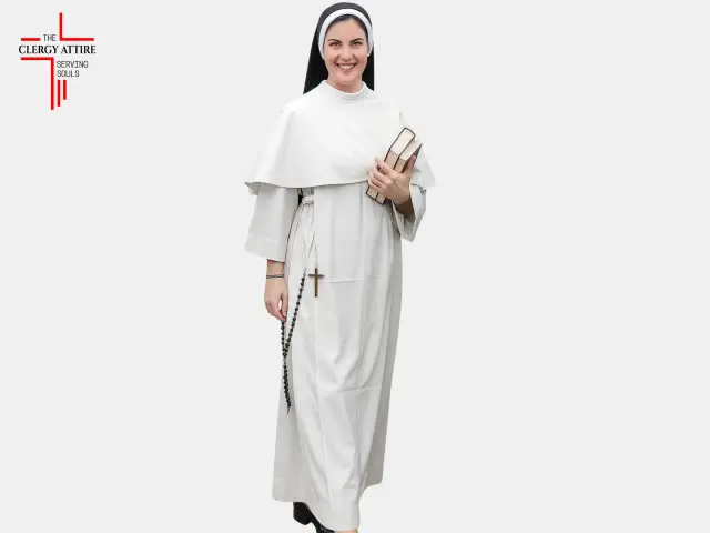 Uśmiechnięty zakonnik w białym habicie trzyma książki i różaniec.