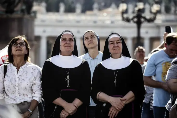 Habit siostry zakonnej - co oznacza i z czego się składa
